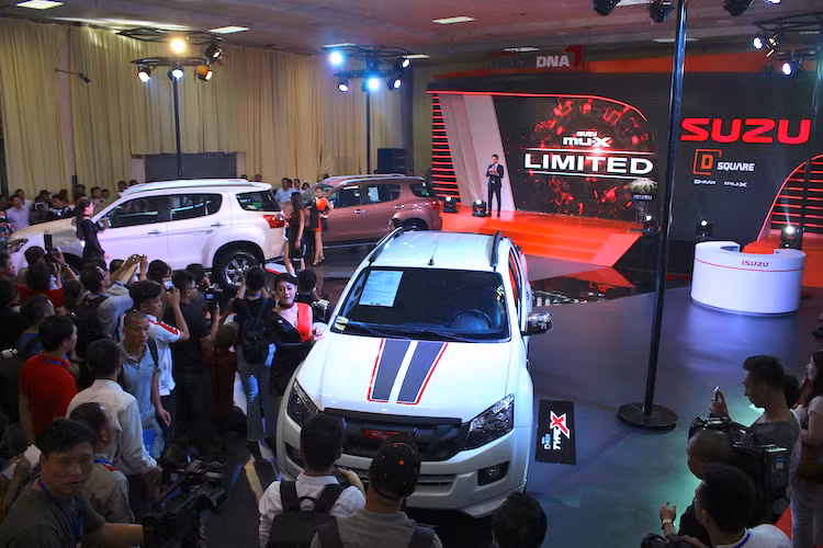 Trong lần trở lại sau 7 năm vắng bóng tại triển lãm VMS 2016, Isuzu Việt Nam đã xuất hiện với "Dấu ấn hành trình mới", đây là chiến lược dài hạn cho phân khúc bán tải và SUV của hãng nhằm mang đến sự hài lòng cho khách hàng đã tin tưởng Isuzu tại nước ta trong suốt 20 năm qua.”. Đồng thời, lần xuất hiện này cũng khá trùng hợp khi Isuzu toàn cầu đang kỷ niệm 100 năm sản xuất xe thương mại.