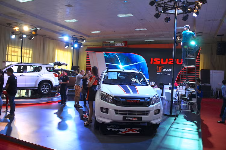 Trong suốt thời gian diễn ra triễn lãm VMS 216 (5/10 - 9/10), ngoài các màn trình diễn hấp dẫn, dàn người mẫu nổi bật đến từ Thái Lan và các trò chơi tương tác thú vị, IVC sẽ đặc biệt tổ chức chuỗi chương trình lái thử trực tiếp mu-X và D-MAX dành riêng cho khách tham quan VMS.