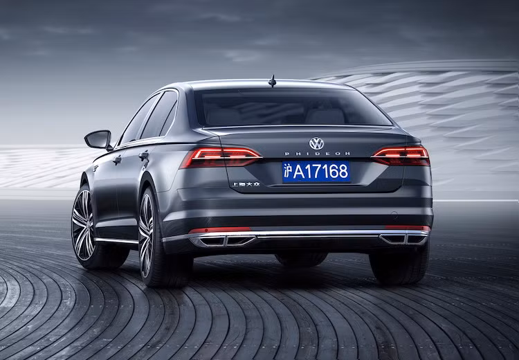 Trong khi đó, phía sau xe nổi bật bởi cặp đèn hậu LED với các dải LED đỏ đầy hấp dẫn, phía bên dưới là cản sau với nẹp mạ chrome và cặp ống xả kép khá giống kiểu thiết kế của Audi.