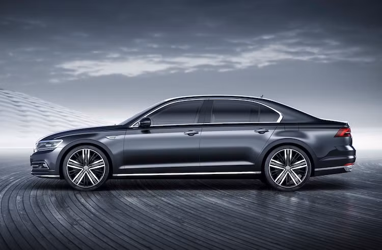 Theo hãng xe Volksawagen, Phideon là một chiếc sedan "mang hơi hướng coupe" vừa thể thao, vừa sang trọng. Tuy nhiên khi nhìn từ hai bên thân xe. chiếc xe lại mang đậm nét của một mẫu sedan cao cấp điển hình với trục cơ sở khá dài.