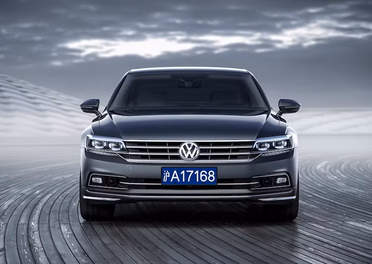 Giống như những dòng xe khác của Volkswagen hiện nay, Phideon sở hữu ngôn ngữ thiết kế rất giản dị nhưng cao cấp, thể hiện ở lưới tản nhiệt đơn giản với các thanh ngang chạy nối liền với các đèn pha. Dù ít gây sự chú ý hơn các đối thủ, nhưng Phideon cũng có điểm nhấn thiết kế là cụm đèn pha LED đầy vẻ hiện đại.