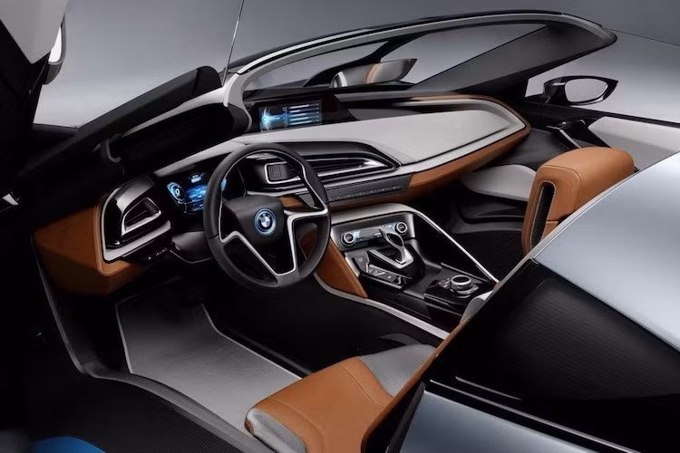 Điểm khác biệt lớn tiếp theo đó là trong khi i8 thường có các bố trí ghế ngồi dạng 2+2 với hàng ghế nhỏ phía sau, i8 Spyder sẽ là chiếc xe thể thao chỉ có duy nhất 2 chỗ ngồi.