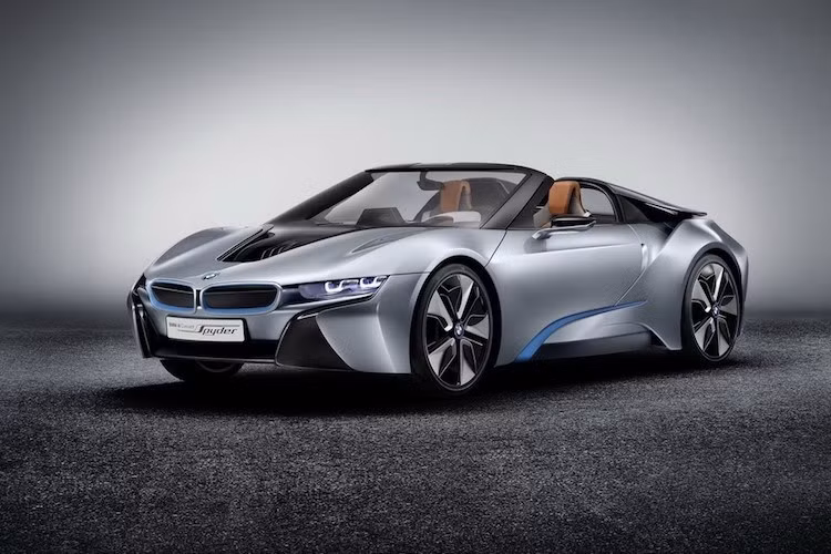 Ý tưởng về siêu xe BMW i8 mui trần đã được BMW "hiện thực hóa" vào năm 2012 tại triển lãm Bắc Kinh - một năm trước khi i8 được sản xuất hàng loạt. Lúc đó, chiếc xe mui trần được BMW trưng bày có tên là i8 Concept Spyder. Với khẳng định của đích thân ông Harald Krueger - CEO của BMW, chắc chắn chiếc xe sẽ được đưa lên dây chuyền sản xuất.