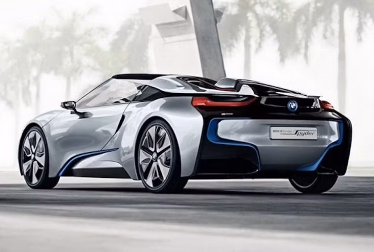 Điểm khác biệt lớn nhất của i8 Roadster so với i8 coupe là phần mui đã bị "cưa" đi để tạo thành một chiếc xe mui trần. Bộ mui xếp sẽ có dạng targa, tuy nhiên hiện vẫn chưa rõ BMW sẽ sử dụng mui mềm hay mui cứng bằng sợi carbon.