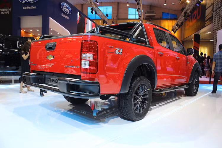 Ngay trong triển lãm, Chevrolet đã bắt đầu nhận đặt hàng Colorado 2017 tại Việt Nam. Những khách hàng mua xe Colorado mới từ ngày 5/10/2016 tới hết ngày 31/10/2016 sẽ nhận được ưu đãi đặc biệt trị giá từ 20 đến 30 triệu đồng tùy từng phiên bản.