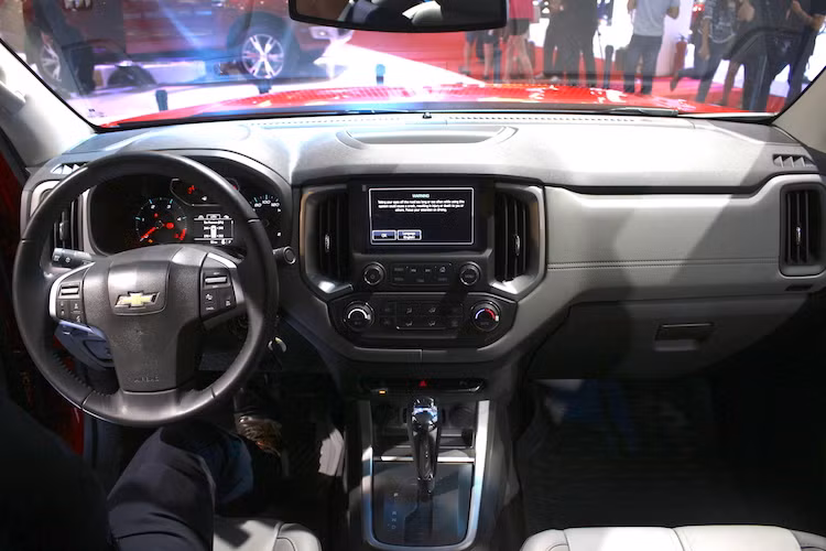 Ở bên trong, toàn bộ bảng táp-lô của Colorado cũng đã được Chevrolet thiết kế lại với hình dáng khỏe khoắn hơn và tăng tính công thái học đối với người lái. Ngoài ra, hãng còn cho biết rằng vật liệu được sử dụng trong nội thất cũng có bề mặt mềm mại hơn. Trên các bản LTZ và High Country, chiếc xe có ghế bọc da trong khi bản LT chỉ có ghế nỉ.