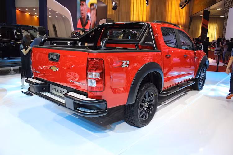 Ở hai bên thân xe, bộ mâm với kích thước 16 hoặc 18 inch là những thay đổi rõ rệt nhất trên Colorado mới. Ngoại trừ các phiên bản LT tầm thấp, toàn bộ các bản Colorado khác đều có mâm 18 inch. Những thay đổi ở phía sau chỉ bao gồm đèn hậu mới, với tùy chọn bóng LED. Tương tự như phía trước, ở phía sau chiếc xe trưng bày tại triển lãm có bộ cản bằng thép và baga thùng xe.