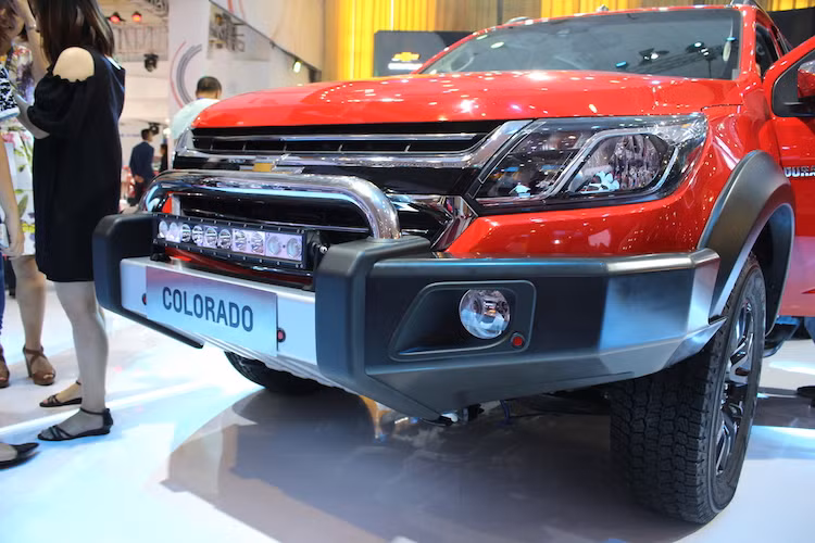 Chevrolet Colorado 2017 sở hữu ngoại hình hấp dẫn hơn, khỏe mạnh hơn nhiều so với phiên bản cũ. Toàn bộ phần đầu xe đã được Chevrolet thiết kế lại hoàn toàn. Với cản trước, đèn pha, lưới tản nhiệt và nắp ca-pô mới, Colorado bản nâng cấp nay đã có kiểu dáng "nam tính" và gần với những dòng xe khác của Chevrolet tại Mỹ hơn.