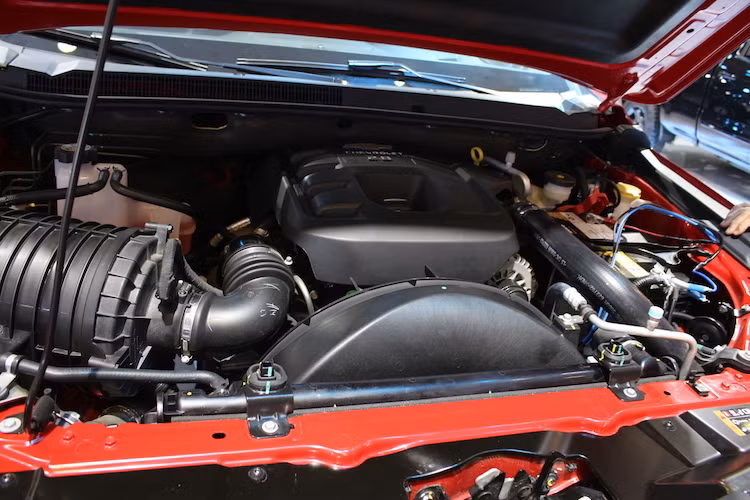 Về động cơ, Colorado 2017 vẫn sẽ tiếp tục sử dụng 2 loại động cơ diesel tăng áp 4 xi-lanh Duramax. Phiên bản động cơ đầu tiên có dung tích 2.5l, đạt coogn suất tối đa 161 mã lực và mô-men xoắn cực đại 380 Nm. Trong khi đó, phiên bản 2.8l mạnh 197 mã lực nhưng có mô-men xoắn lên tới 500 Nm.