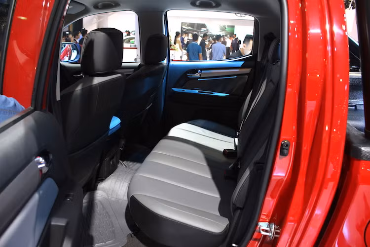 Bên trong cabin, Colorado mới cũng yên tĩnh hơn do được cách âm tốt hơn 8% và các cửa kính dày hơn trước 10%. Các trang bị an toàn và hỗ trợ người lái cũng được chú trọng hơn trên phiên bản mới với trợ lực lái điện, hệ thống giữ ga tự động, cảnh báo va chạm sớm, cảm biến hỗ trợ đỗ xe trước sau, cảnh báo chệch làn đường, 2 túi khí cho hàng ghế trước, cảnh báo áp suất lốp.