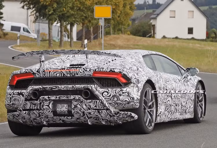 Những thay đổi ngoại thất đáng kể nhất của Huracan Superleggera nằm ở phía sau đuôi xe, khi chiếc xe đã được gắn thêm các cánh gió và cánh khuếch tán khí động học dưới cản. Với thêm một két tản nhiệt làm mát, cản sau của chiếc xe cũng có nhiều khe thoát nhiệt hơn, đồng thời cụm ống xả kép đã được rời lên giữa cản.