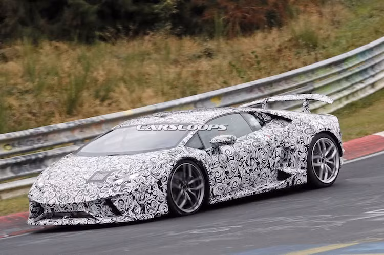 Vẫn sử dụng động cơ V10 5.2l nạp khí tự nhiên như Huracan thường, nhưng Lamborghini sẽ nâng công suất trên phiên bản Superleggera lên khoảng 50 mã lực. Bên cạnh đó, chiếc xe cũng sẽ được "ép cân" nhẹ hơn khoảng 100 kg và trang bị hệ thống treo, phanh cùng hộp số thể thao hơn.