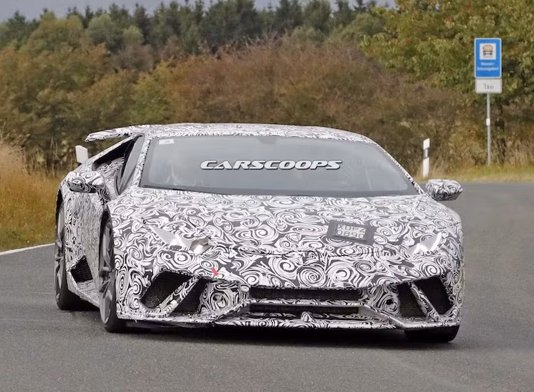 Về cơ bản, Superleggera sẽ là phiên bản thể thao hơn, nhẹ hơn của dòng Huracan - tương tự như bản SV của dòng Aventador hiện nay. Ở phía trước, chiếc xe đã có cản trước hoàn toàn mới, với các khe hút gió và cánh khí động được thiết kế tương tự Aventador SV.