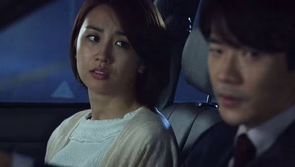 Bang hoang phat hien bi mat trong can phong kin cua nha chong