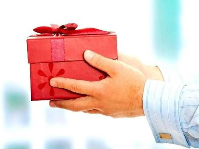 Cam can bo tang qua Tet cho cap tren duoi moi hinh thuc: 