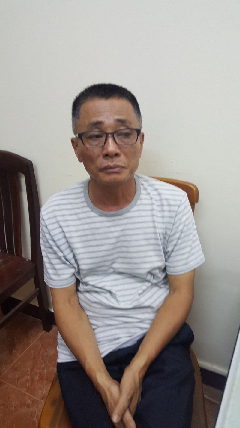 Năm 2017, Oanh Hà quen biết Trần Văn Cường và Vũ Quang Trung. Trong thời gian Chi giúp việc và ở tại nhà Oanh Hà, Oanh Hà chỉ đạo Chi bảo Cường giao ma túy, nhận tiền và chuyển tiền mua, bán ma túy cho bà ta. (Vũ Quang Trung tại cơ quan điều tra. Ảnh: CA cung cấp)