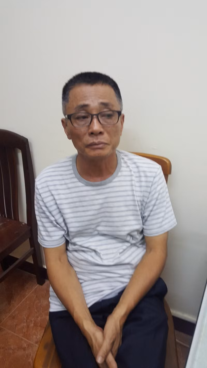 Năm 2017, Oanh Hà quen biết Trần Văn Cường và Vũ Quang Trung. Trong thời gian Chi giúp việc và ở tại nhà Oanh Hà, Oanh Hà chỉ đạo Chi bảo Cường giao ma túy, nhận tiền và chuyển tiền mua, bán ma túy cho bà ta. (Vũ Quang Trung tại cơ quan điều tra. Ảnh: CA cung cấp)