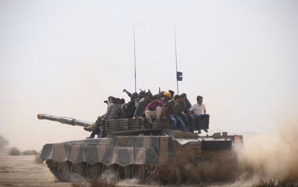 Nam sinh viên được ngồi lên xe tăng di chuyển – chưa rõ mục đích của việc này.