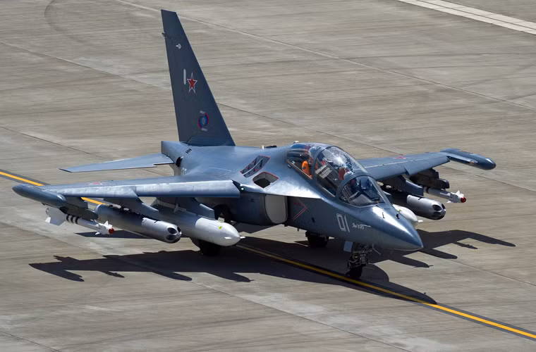 Và đặc biệt là Yak-130 với khả năng vừa là máy bay huấn luyện, vừa là máy bay tiêm kích hạng nhẹ. Việt Nam, Indonesia được cho là những khách hàng tiềm năng của mẫu máy bay này.