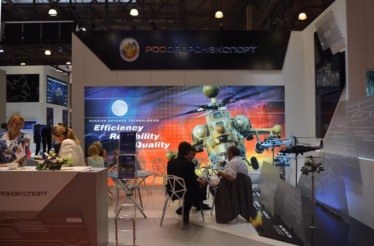 Cũng như mọi năm, năm nay Tập đoàn Rosoboronexport đem tới chào bán cho Việt Nam, Singapore, Indonesia, Malaysia...hàng loạt công nghệ vũ khí tối tân mới gồm tiêm kích đa năng Su-30SM, Su-35, Su-32; máy bay huấn luyện Yak-130, Yak-152 và trực thăng vận tải/tấn công họ Mi.