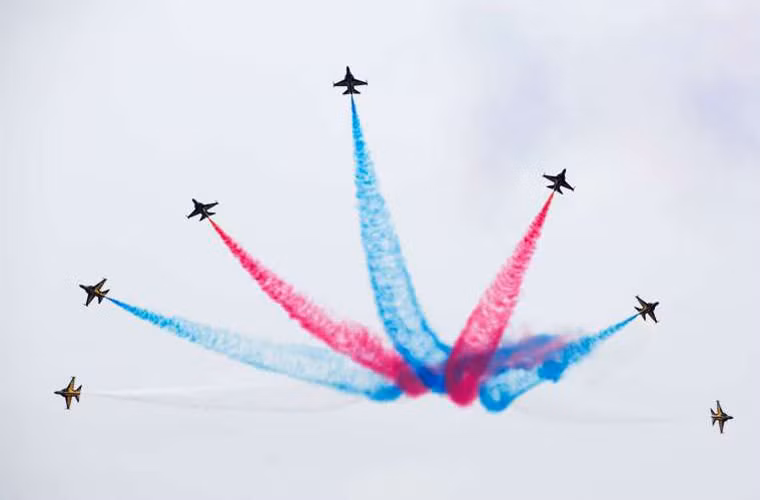 Theo truyền thông Nga, dù rằng chịu ảnh hưởng lớn từ chiến dịch cấm vận của Mỹ, phương Tây, tuy nhiên tại triển lãm hàng không Singapore Air Show 2016, vũ khí tối tân Nga không hề mờ nhạt hay chìm lấp trong số 1.000 công ty tới 50 quốc gia mà vẫn sáng chói như ngôi sao khỏe mạnh với hàng loạt hợp đồng máy bay, trực thăng được kí kết.