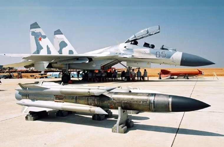 Ngoài Mỹ, Nga cũng phát triển thành công các hệ thống tên lửa chống radar và xuất khẩu tới nhiều quốc gia trên thế giới, gồm cả những nước ở khu vực Đông Nam Á, có quyền lợi trên Biển Đông. Ảnh: Tên lửa chống radar Kh-31P trang bị trên các tiêm kích Su-30MK, Su-30MK2, Su-27SKM, Su-35 mà Nga xuất khẩu tới nhiều nước.