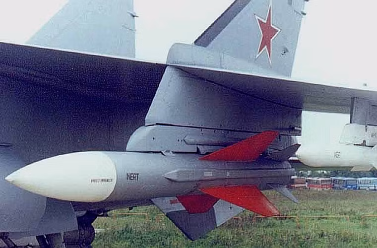 Trong ảnh là tên lửa chống radar Kh-58 do Nga phát triển, có thể trang bị trên máy bay cường kích Su-22M4, Su-24M và tiêm kích Su-30MK. Kh-58 được thiết kế nhằm chống lại các hệ thống tên lửa Patriot của Mỹ, tuy nhiên với trường hợp HQ-9 cũng không phải là vấn đề quá lớn.