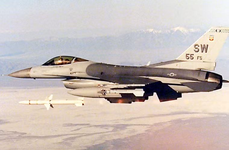 “Vỏ quýt dày có móng tay nhọn” – khi tên lửa phòng không ra đời, thì người ta cũng nghiên cứu được tên lửa chống radar. Đó là thứ vũ khí khắc tinh, là cơn ác mộng với mọi hệ thống phòng không có điều khiển như HQ-9. Tên lửa chống radar có thể lần theo cánh sóng (của đài phát tên lửa) tiêu diệt “trái tim” hệ thống tên lửa phòng không, qua đó vô hiệu hóa khả năng chiến đấu của tên lửa đất đối không.