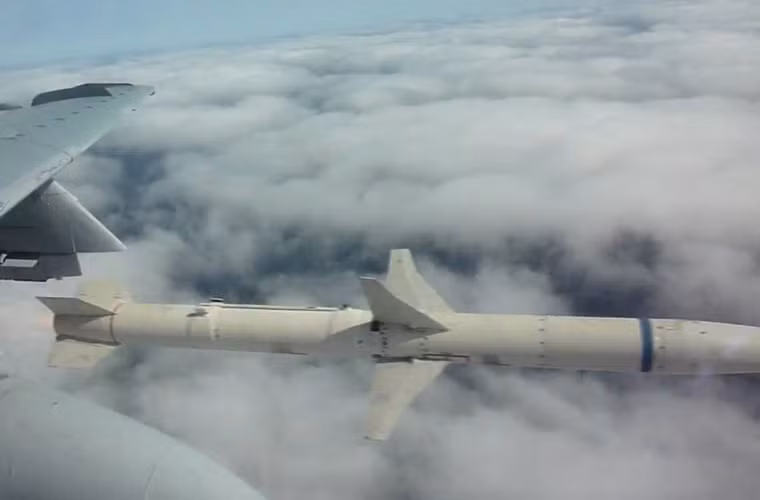 AGM-88 HARM trang bị đầu nổ phá mảnh nặng 66kg kết hợp ngòi nổ laser cận tiếp xúc, tầm bắn lên tới 150km, tốc độ bay Mach 2,2, trang bị đầu tự dẫn radar bị động hoặc radar chủ động sóng mm, hệ thống định vị toàn cầu GPS và quán tính INS.