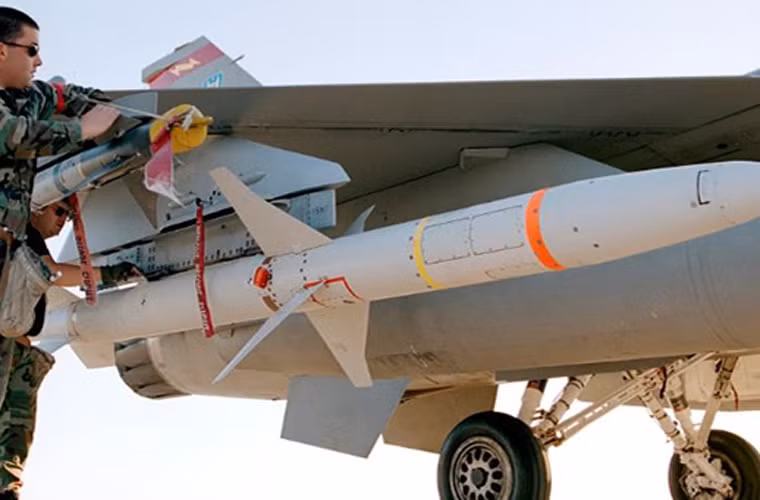 Hiện nay, thế giới đã phát minh ra nhiều mẫu tên lửa chống radar hiện đại, điển hình là mẫu AGM-88 HARM vốn được Không quân Mỹ sử dụng rất rộng rãi, trang bị trên nhiều mẫu tiêm kích, cường kích. AGM-88 HARM được thiết kế để dẫn đến mục tiêu dựa vào phát xạ điện tử kết hợp với hệ dẫn radar của tên lửa không đối đất. Ngay cả khi đối phương tìm cách tắt nguồn phát sóng, AGM-88 vẫn có thể đến được mục tiêu nhờ hệ thống “nhớ” vị trí cuối cùng trước khi nguồn phát biến mất.