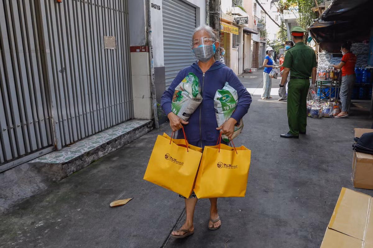 T&T Group tang 100.000 suat qua tri gia 30 ty dong cho nguoi dan TP HCM-Hinh-3