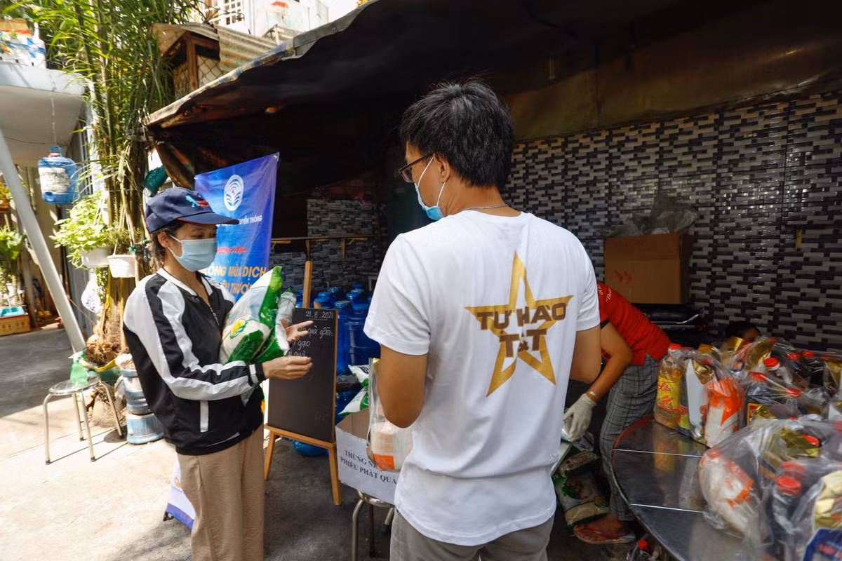 T&T Group tang 100.000 suat qua tri gia 30 ty dong cho nguoi dan TP HCM-Hinh-4