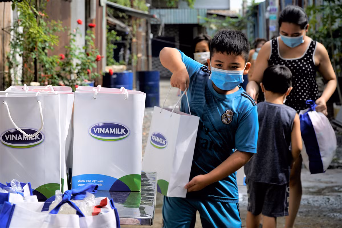 Vinamilk trao 45.000 phan qua dinh duong va nhieu ho tro khac cho nguoi tieu dung-Hinh-2