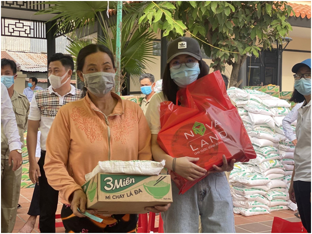 Nova Group tang qua Tet cho ho ngheo Dong Thap: Thap len nhung niem vui