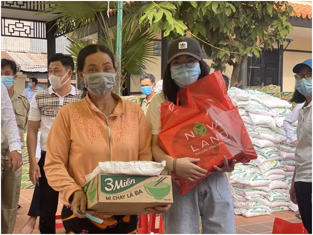 Nova Group tang qua Tet cho ho ngheo Dong Thap: Thap len nhung niem vui