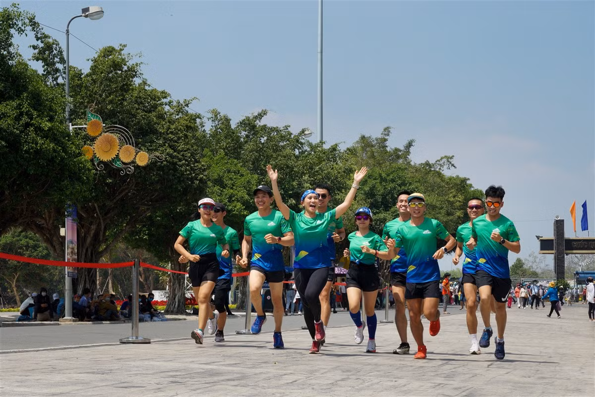 Giai chay marathon dau tien to chuc tai Tay Ninh tren cung duong quanh Nui Ba Den-Hinh-4