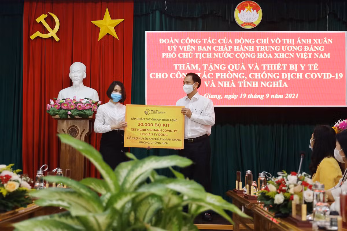 T&T Group tang 140.000 bo kit test nhanh COVID-19 ho tro chong dich-Hinh-2