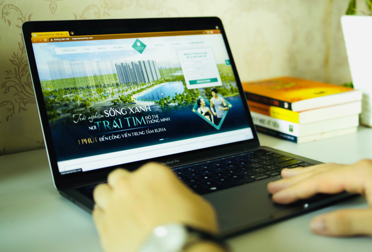 “Theo chan” MC dien trai “chot” nha mua dich-Hinh-2