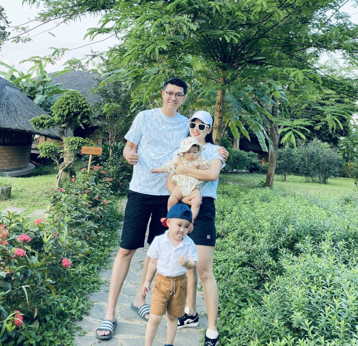 “Theo chan” MC dien trai “chot” nha mua dich