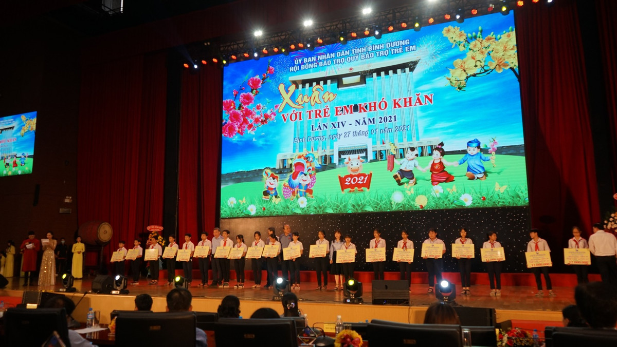 Tan Hiep Phat chung tay mang Xuan yeu thuong den hang ngan tre em kho khan tinh Binh Duong