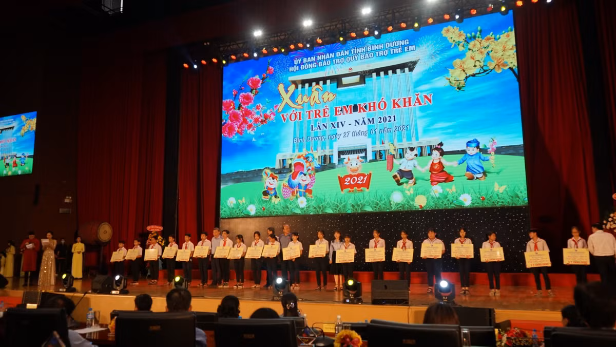 Tan Hiep Phat chung tay mang Xuan yeu thuong den hang ngan tre em kho khan tinh Binh Duong