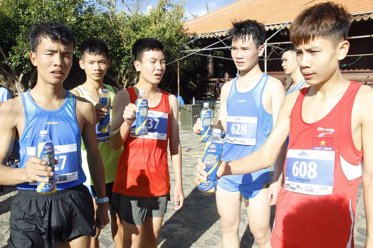 Gan 1500 van dong vien chinh phuc dinh nui Ba Ra cung Number 1 Active-Hinh-5