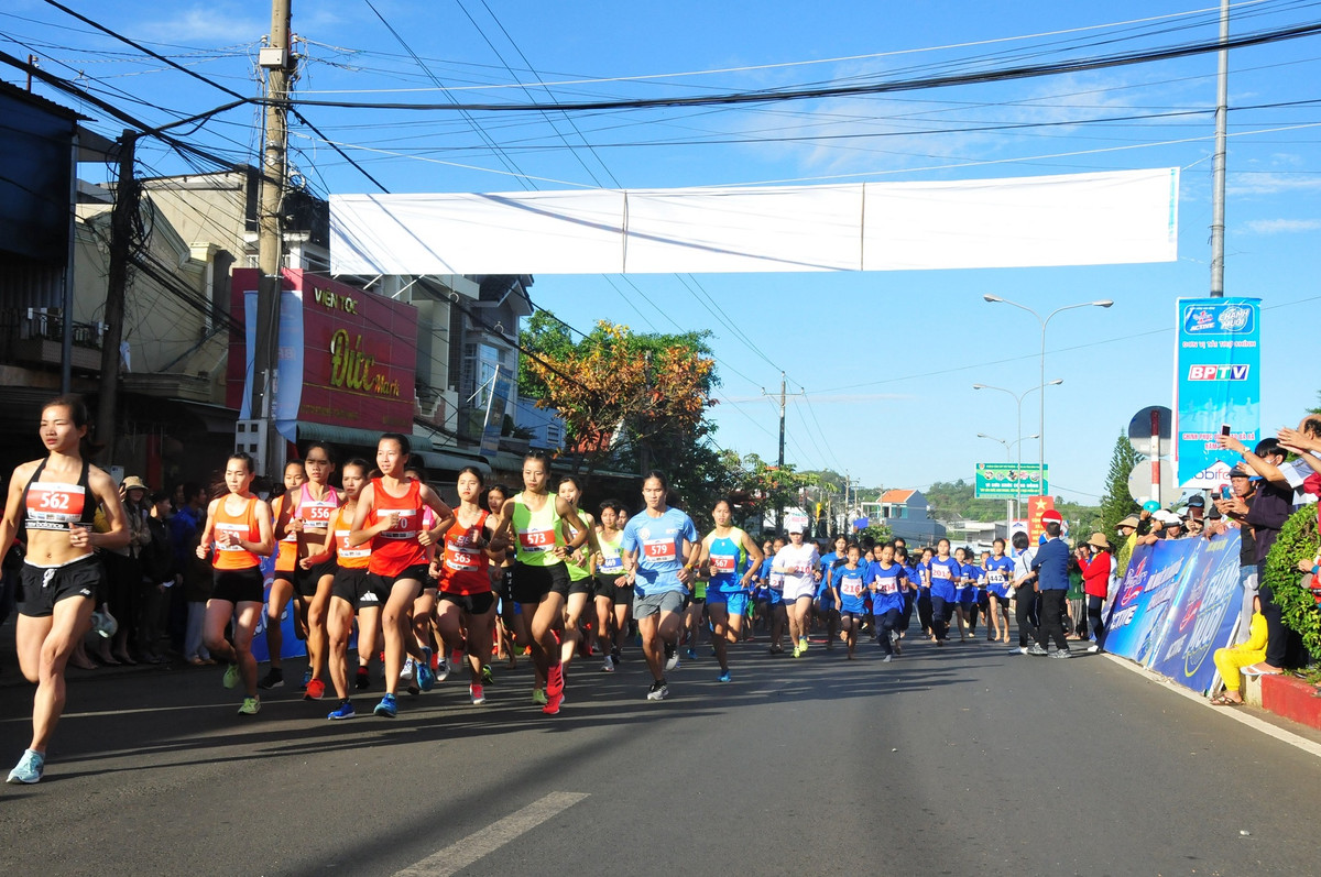 Gan 1500 van dong vien chinh phuc dinh nui Ba Ra cung Number 1 Active