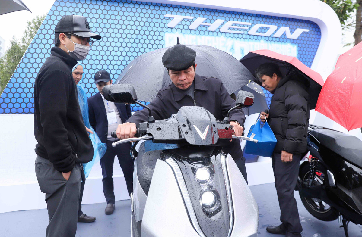 “Xe may dien se som dong vai chinh tren duong pho”