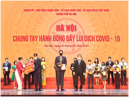 Tan Hoang Minh ung ho 20 ty, quyet tam cung Ha Noi day lui dich COVID-19