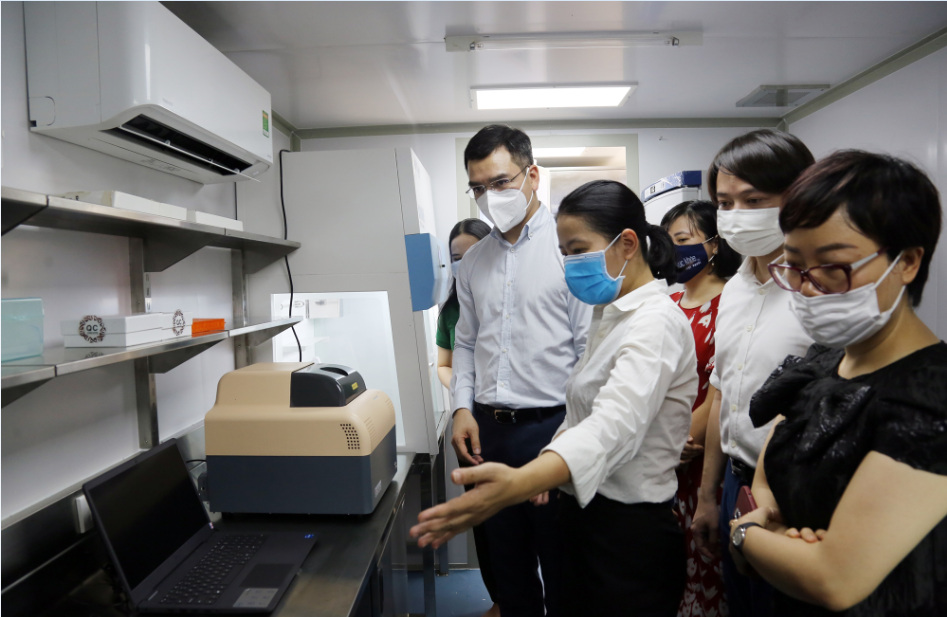 Chung tay chong dich, VPBank dua 4 container xet nghiem Covid-19 vao “tam dich” phia nam-Hinh-2