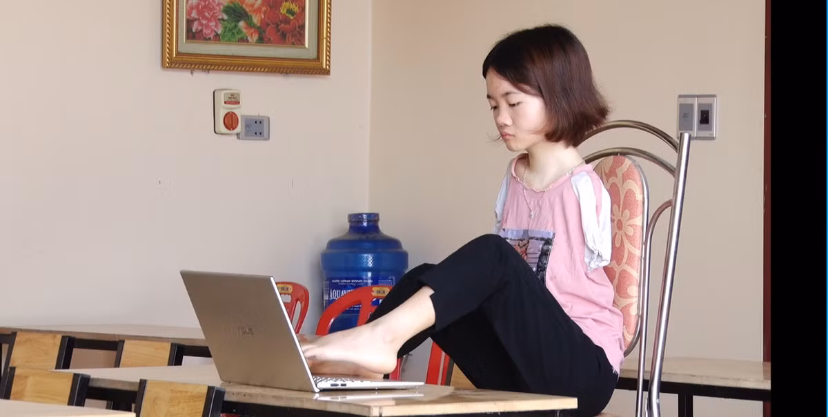 Y chi phi thuong cua co giao khong co 2 tay