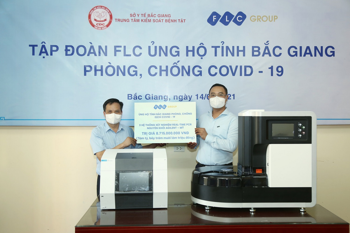 Tap doan FLC trao tang Bac Giang 3 he thong xet nghiem Covid-19 tri gia gan 9 ty dong