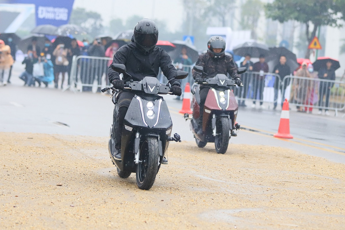 Bo doi xe may dien VinFast Theon va Feliz ‘gay sot’ du luan