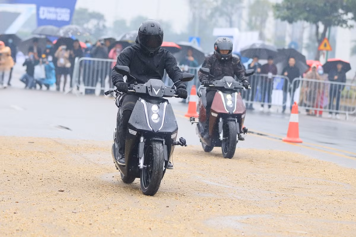 Bo doi xe may dien VinFast Theon va Feliz ‘gay sot’ du luan